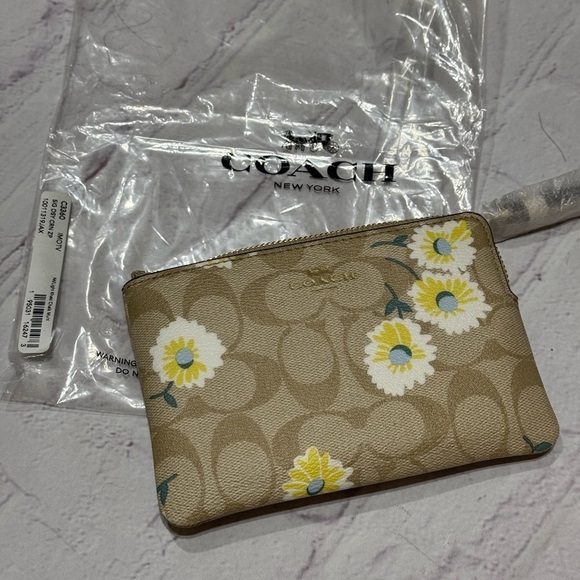COACH Corner Zip Wristlet In Signature Canvas With Daisy Flower Prints Nwt - Picture 1 of 8